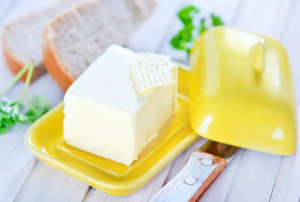 バターとテーブルの上のパン — ストック写真