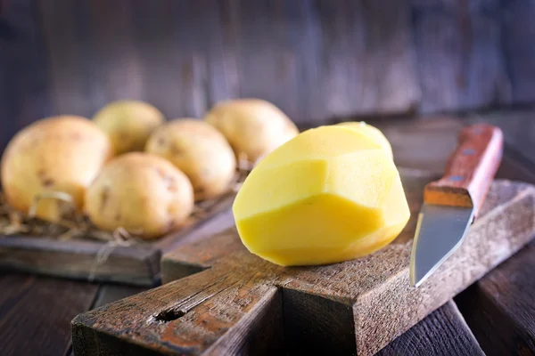 Batata crua a bordo — Fotografia de Stock