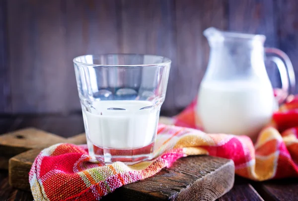 Färsk mjölk i glas — Stockfoto