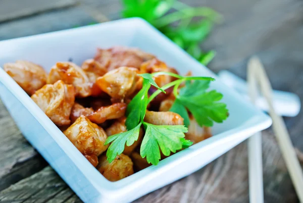 Carne frita na tigela — Fotografia de Stock