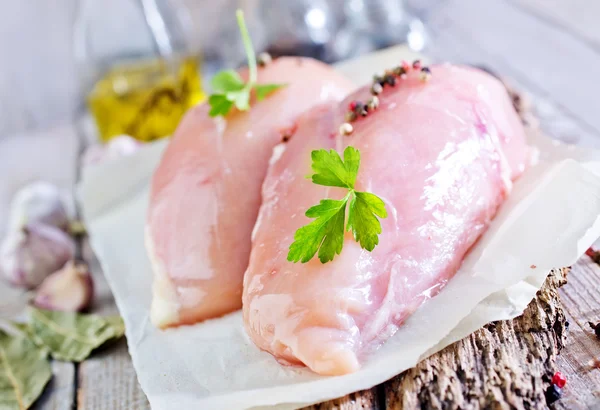 Filete de pollo crudo a bordo —  Fotos de Stock