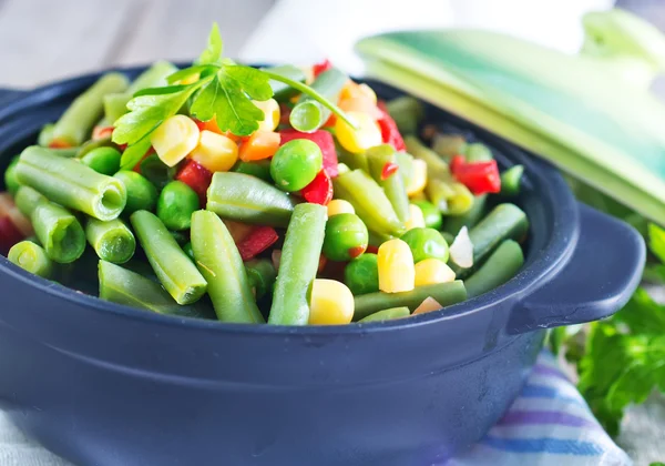 Mezclar las verduras en bowl — Foto de Stock