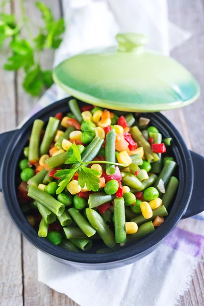 Mezclar las verduras en bowl —  Fotos de Stock