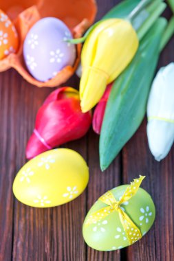 Paskalya yumurtaları ve hediye kutusu