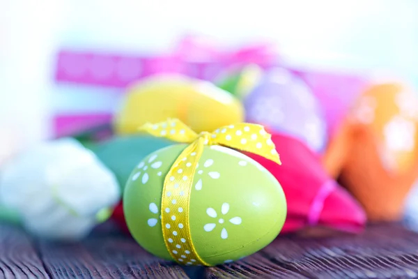 Paskalya yumurtaları ve hediye kutusu — Stok fotoğraf