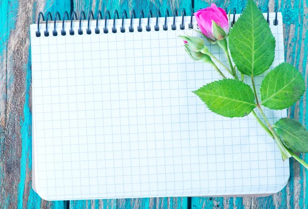 Kwiaty i arkusz notatki — Zdjęcie stockowe