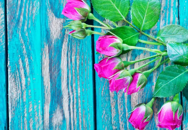 Kwiaty na drewnianym tle — Zdjęcie stockowe