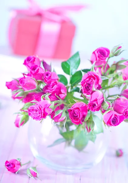 Schöne Blumen in der Vase — Stockfoto