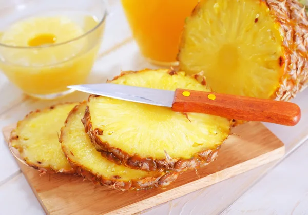 Pineapple and knife on board — Stock Photo, Image