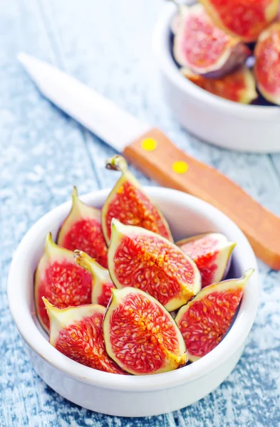 Fresh figs in bowl — Stock Photo, Image