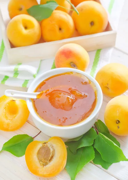 Abricots frais et confiture — Photo