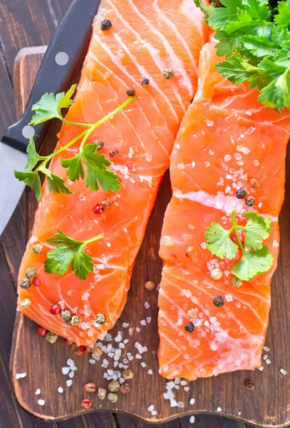 Salmone con sale e pepe — Foto Stock