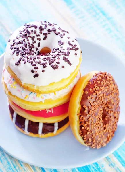 Zoete donuts op plaat — Stockfoto