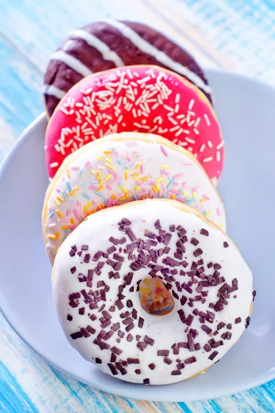 Zoete donuts op plaat — Stockfoto