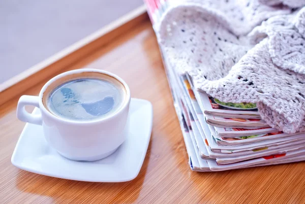 Caffè in tazza su vassoio — Foto Stock