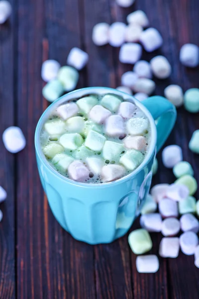 Kakao med marshmallow i beger – stockfoto