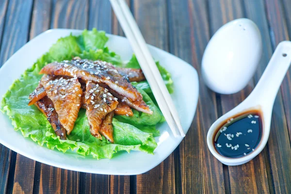 Insalata con anguilla fritta e salsa — Foto Stock