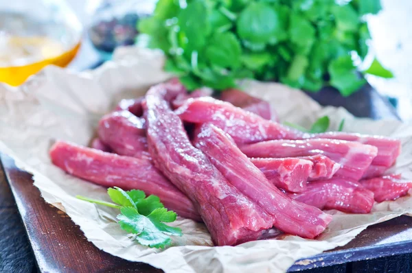 Carne cruda e spezie su carta — Foto Stock