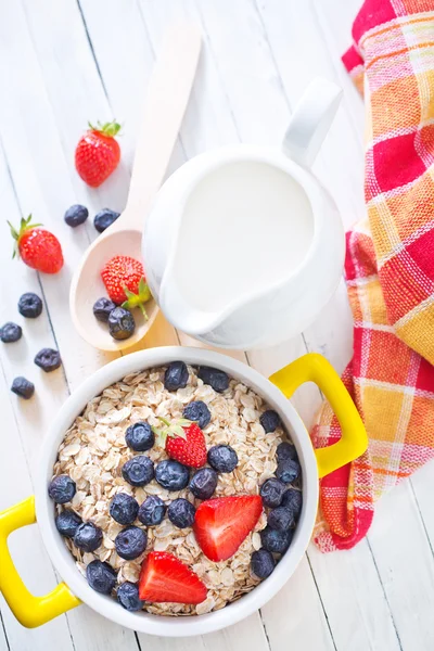 Fiocchi d'avena con frutta — Foto Stock