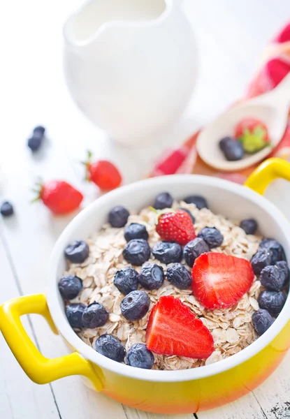 Flocos de aveia com frutos — Fotografia de Stock