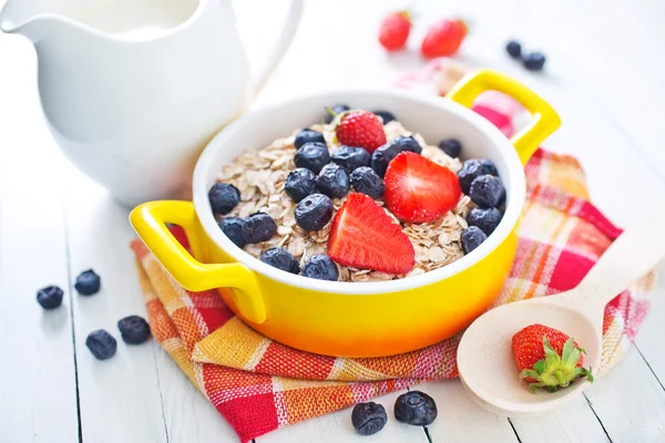 Oat flakes with fruits