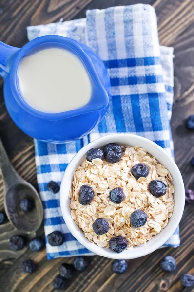 Oat flakes with blueberry — Stock Photo, Image