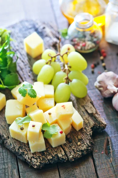 Queso y uva a bordo —  Fotos de Stock