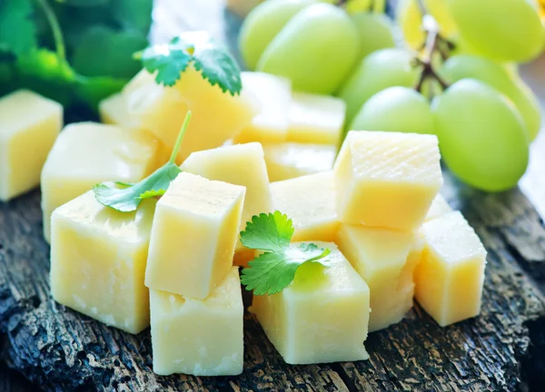 Kaas en druivenmost aan boord — Stockfoto