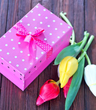 Lale ve hediye kutusu