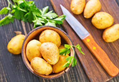 Tablo üzerinde ham patates