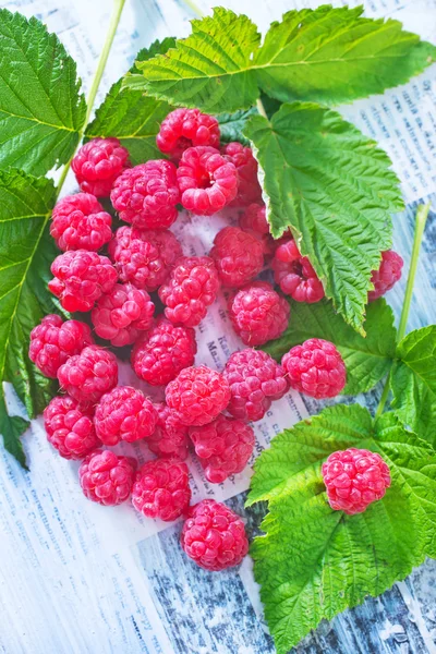 Fresh raspberry and green leaves — Stock Photo, Image