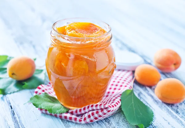 Marmellata di albicocche in banca di vetro — Foto Stock