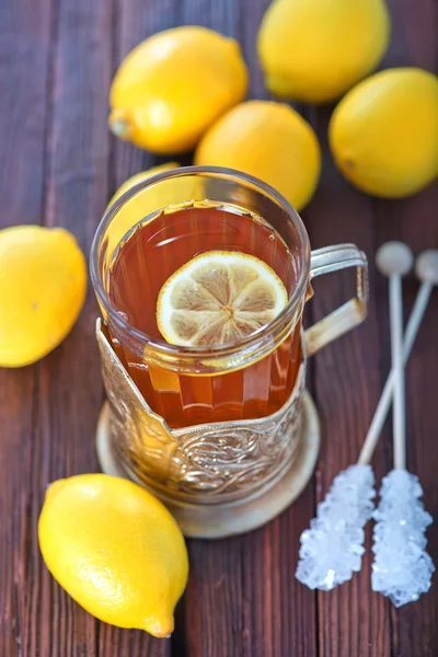 Chá fresco com limão na xícara — Fotografia de Stock