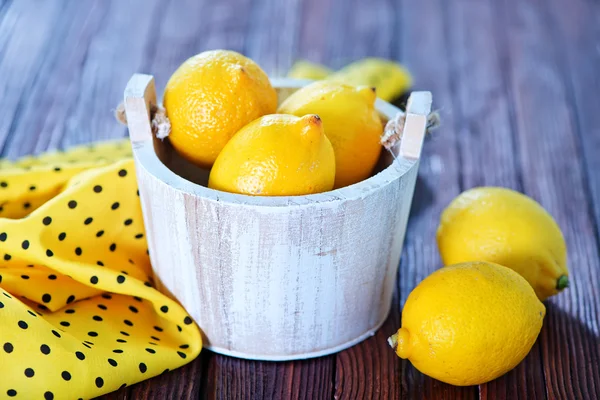 Fresh lemon on the wooden table — Stock Photo, Image