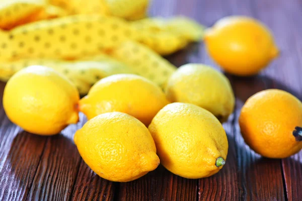 Frische Zitrone auf dem Holztisch — Stockfoto