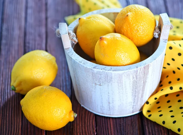 Färsk citron på tabellen trä — Stockfoto