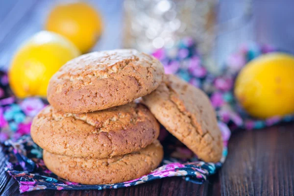 Oat cookies and tea in cup — Stock Photo, Image