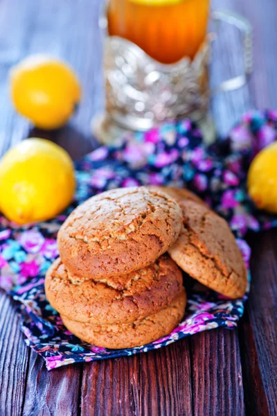 Oat cookies and tea in cup — Stock Photo, Image