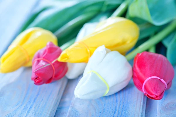 Tulips on the wooden table — Stock Photo, Image