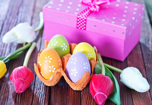 Huevos de Pascua y flores — Foto de Stock