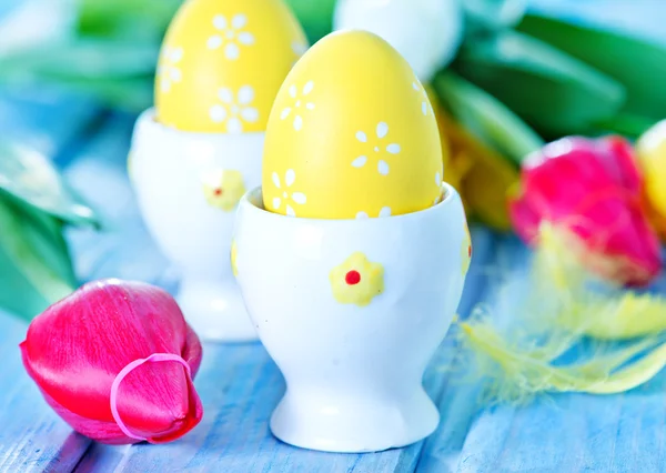 Paskalya yumurtası ve çiçekleri — Stok fotoğraf