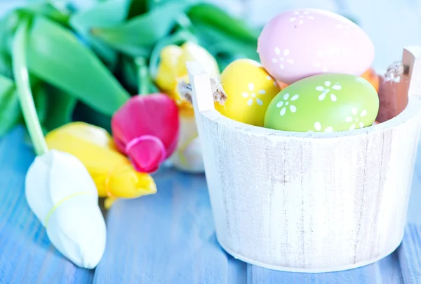 Jaja i kwiaty wielkanocne — Zdjęcie stockowe