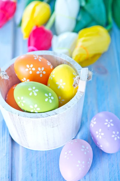 Easter eggs and flowers — Stock Photo, Image