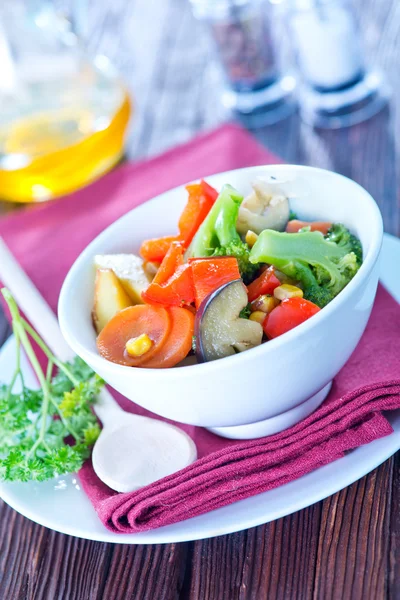 Färska grönsaker i skål — Stockfoto