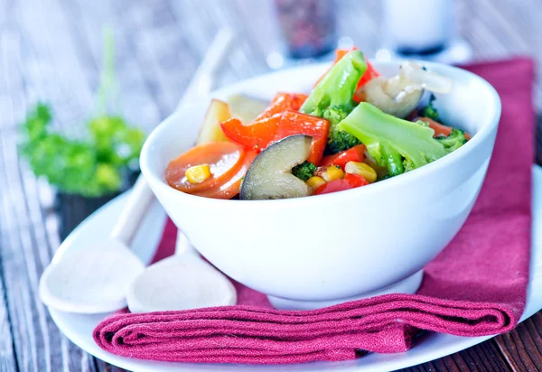 Légumes frais dans un bol — Photo