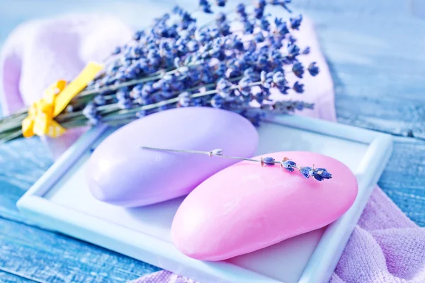 Фіолетове мило і лаванда — стокове фото