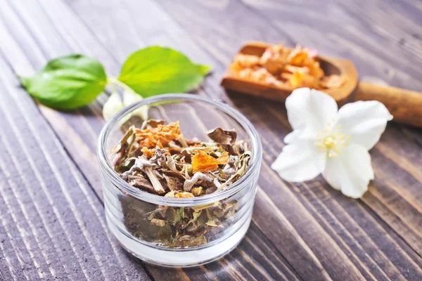 Té jazmín y flores de jazmín — Foto de Stock