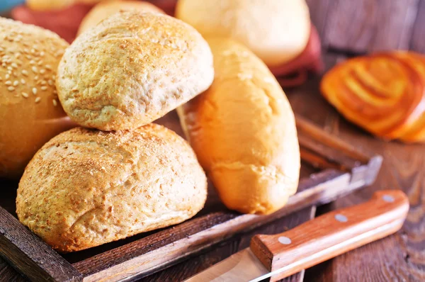 Färskt bröd på ett bord — Stockfoto