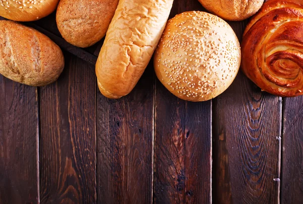 El pan fresco sobre la mesa —  Fotos de Stock