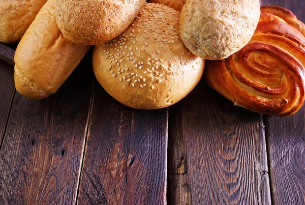 Färskt bröd på ett bord — Stockfoto